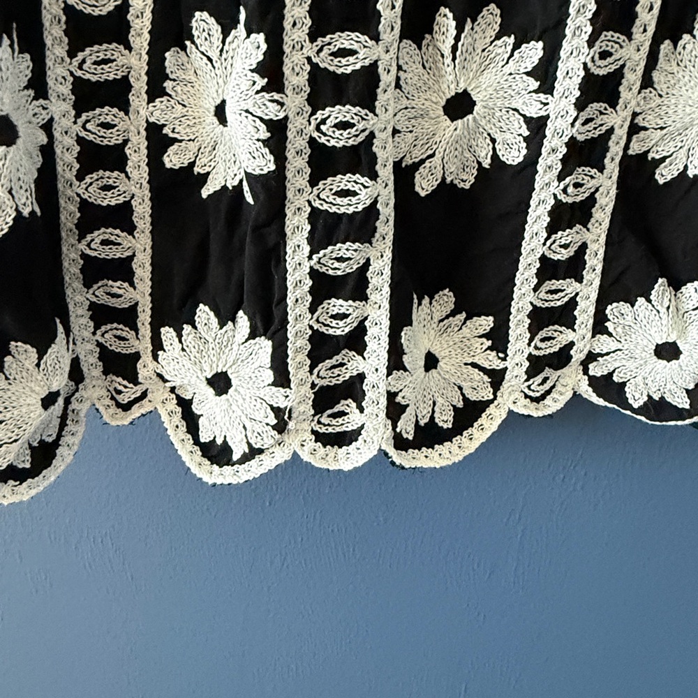 Chic Black and White Floral Women's Blouse - Picture 8 of 12